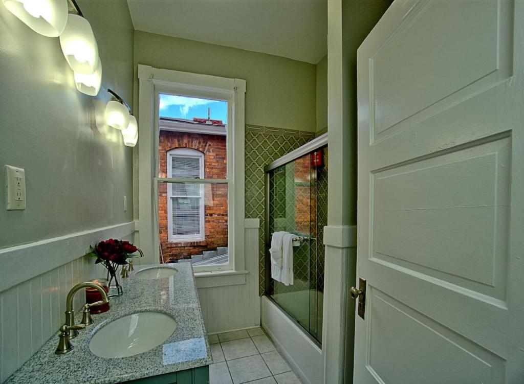 Modern 4 Bed Brownstone in Historic Downtown photo