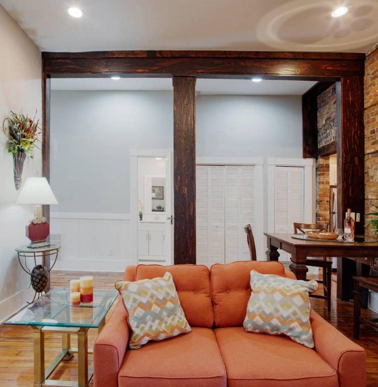 Modern 4 Bed Brownstone in Historic Downtown photo