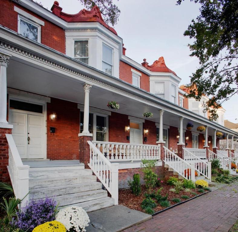 Modern 4 Bed Brownstone in Historic Downtown photo