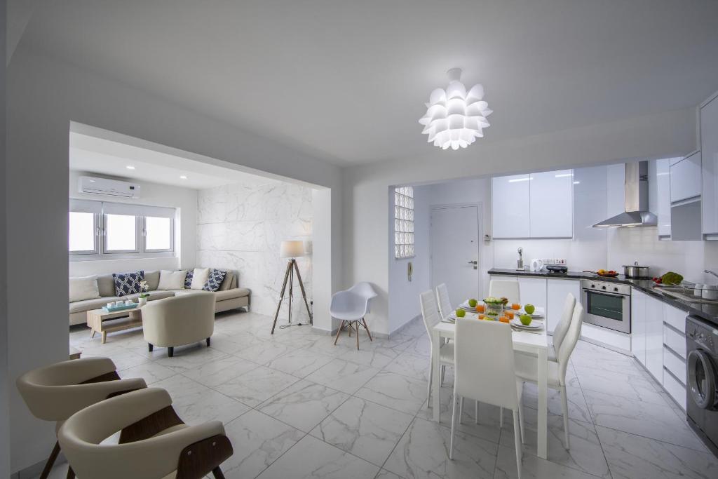 Larnaca Finikoudes Suite — Hotel in Larnaca