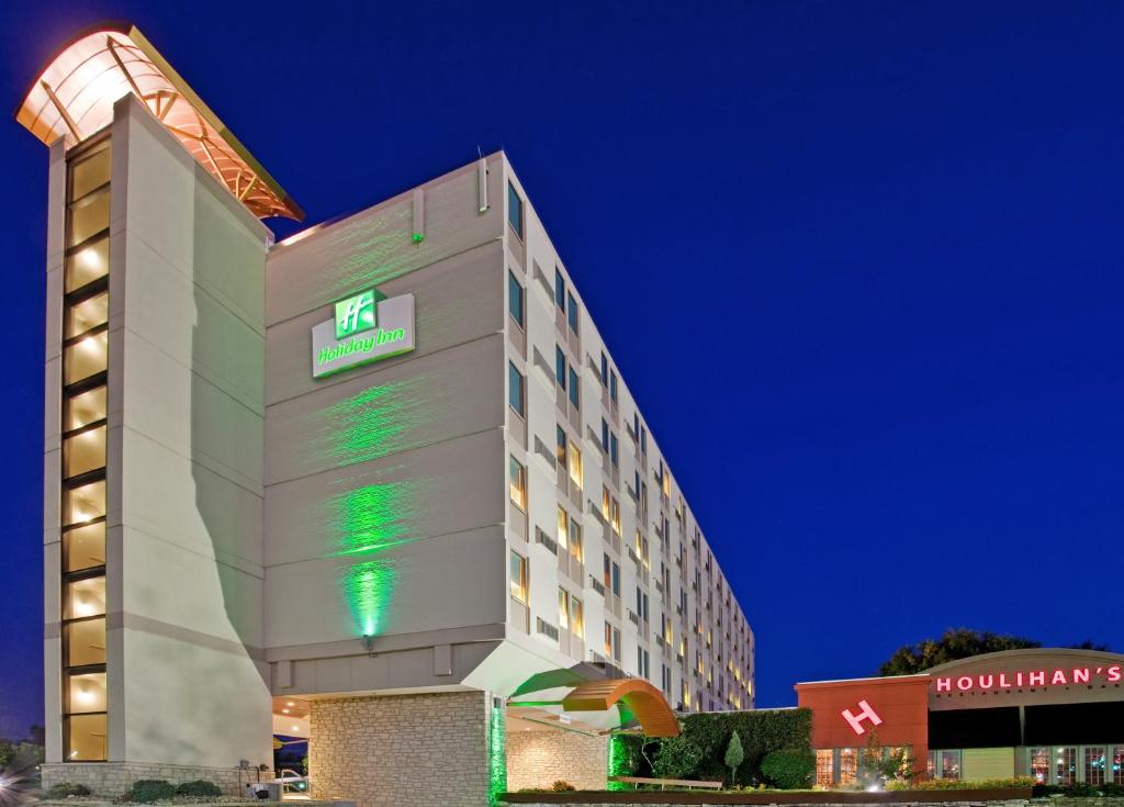 Exterior view, Holiday Inn At the Campus in Manhattan (KS)