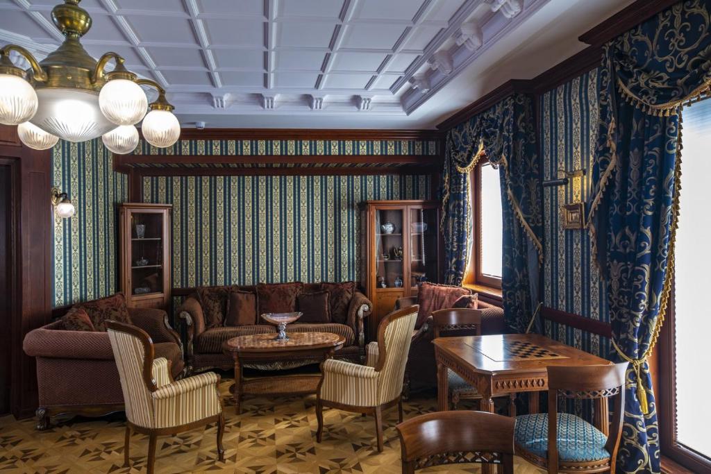 Shared lounge/TV area