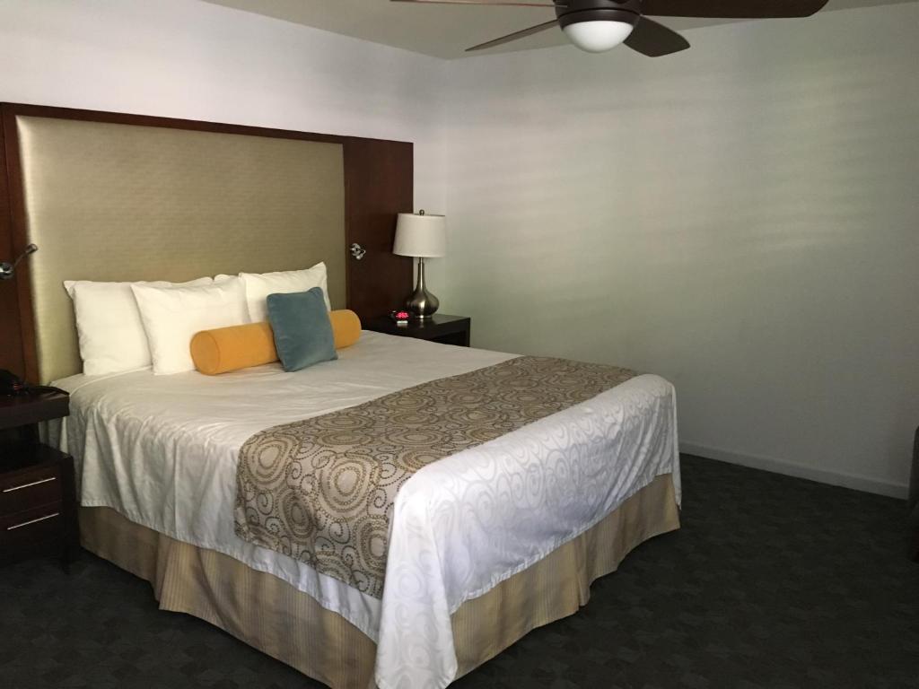GETAWAYS AT PALM SPRINGS TENNIS CLUB photo
