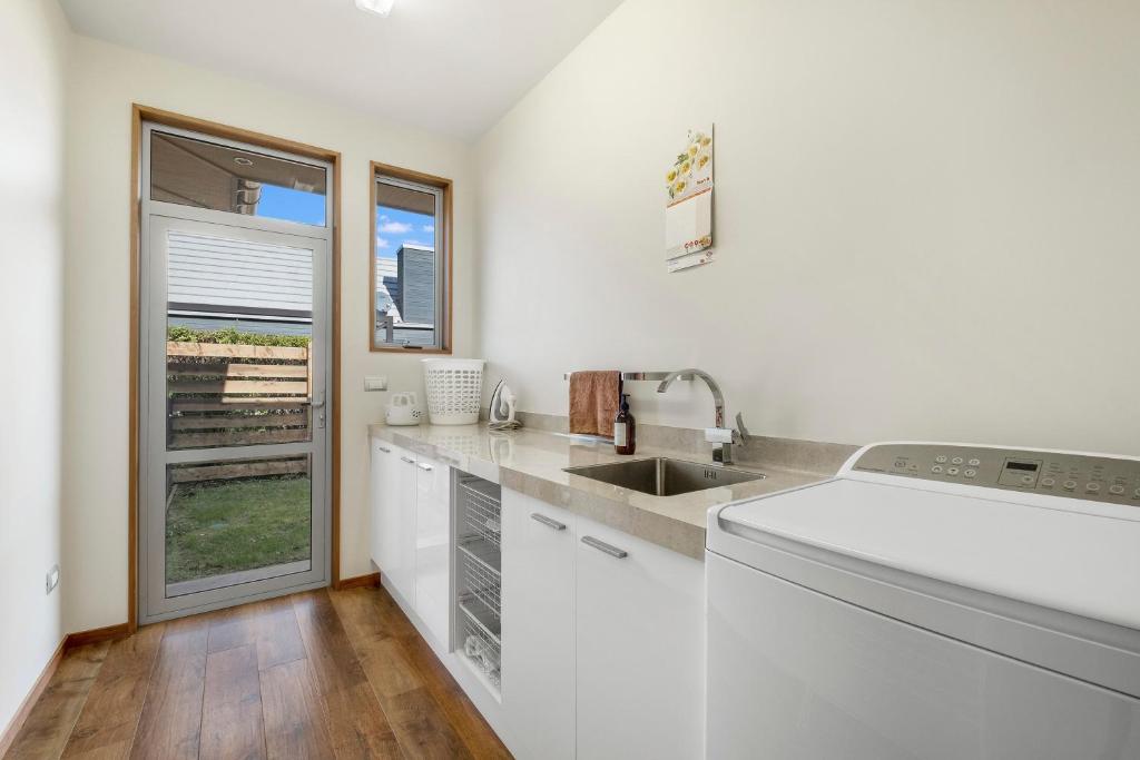 Infinity Views - Modern Wanaka Holiday Home photo