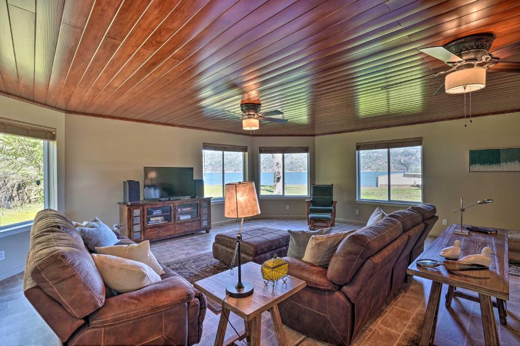 Waterfront Clearlake Retreat with Dock and Kayaks