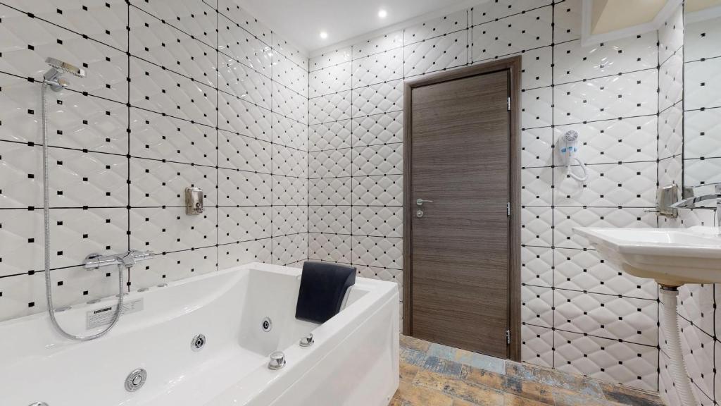 Jacuzzi Suites photo