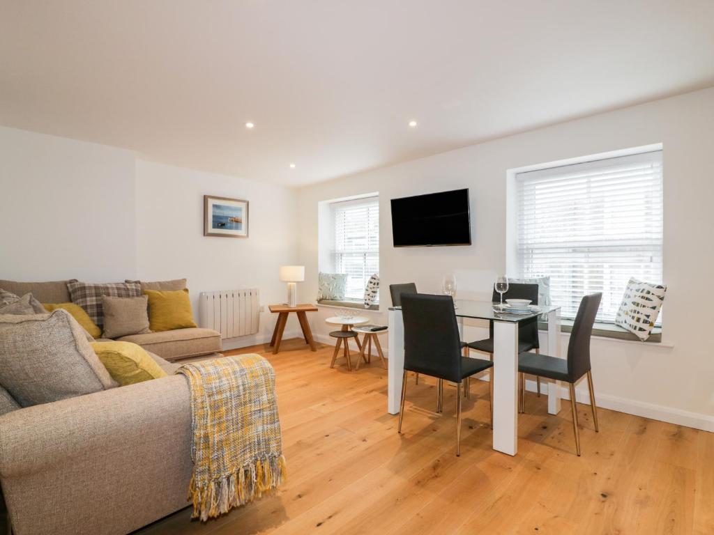 Midships, St Austell