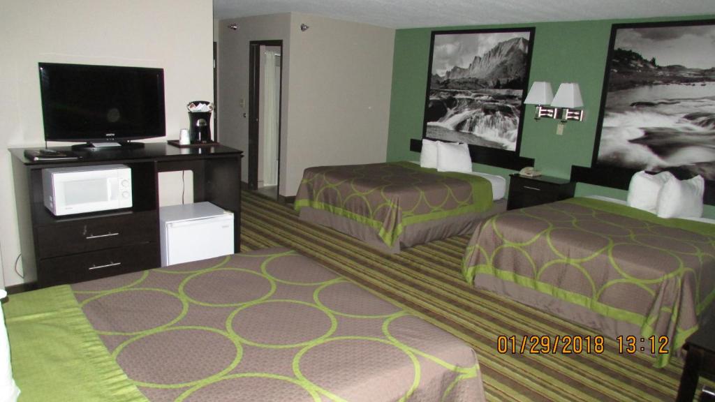 Super 8 By Wyndham Rock Springs photo