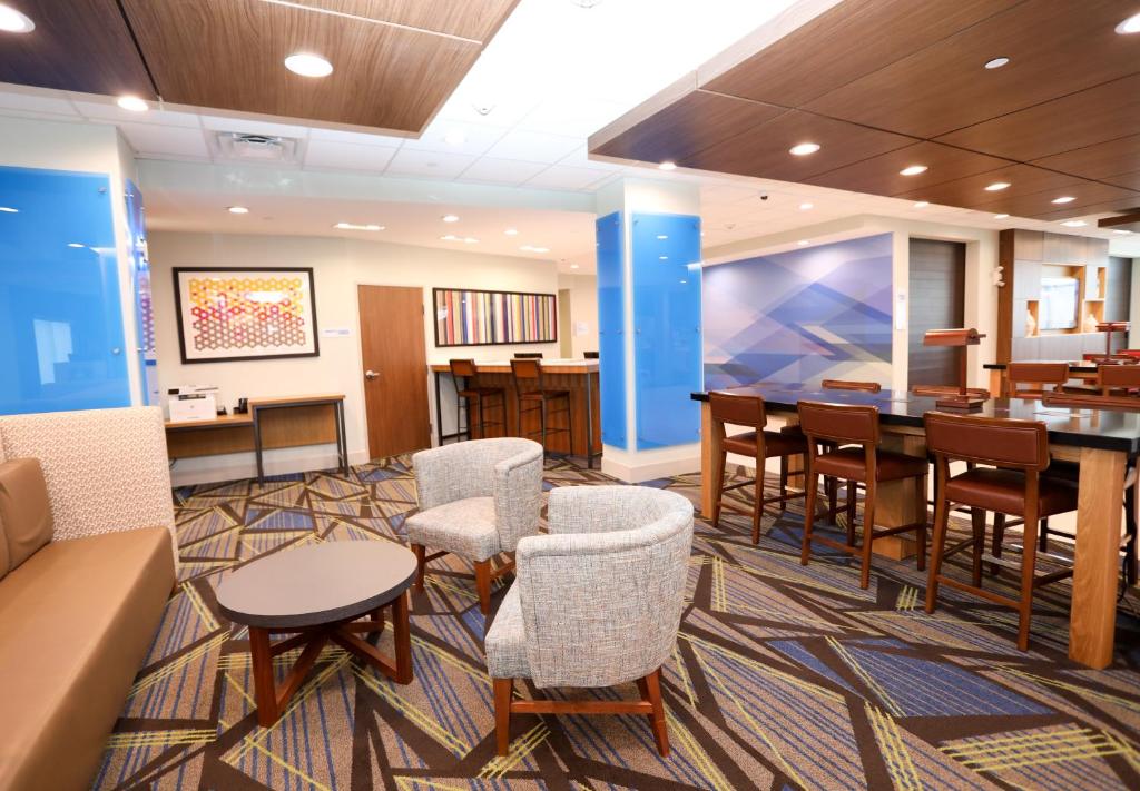Holiday Inn Express And Suites Forney photo