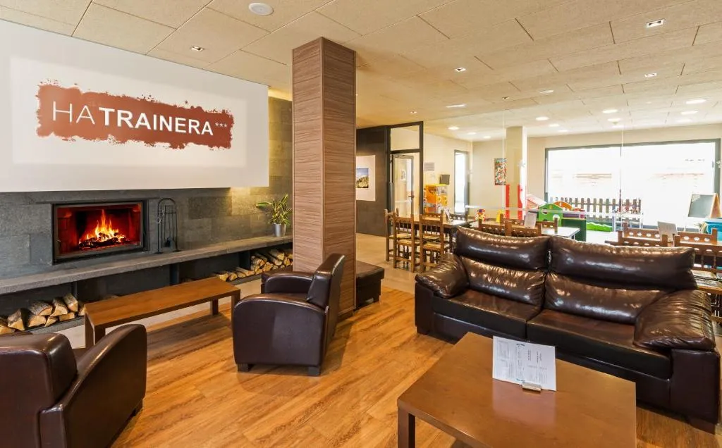 Aparthotel Trainera，位于埃斯特里-德阿内乌的酒店