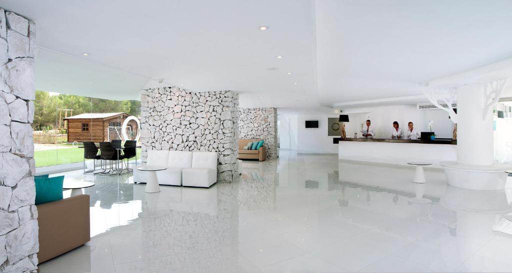 FERGUS Style Cala Blanca Suites — Hotel building in Santa Ponca, Balearic Islands