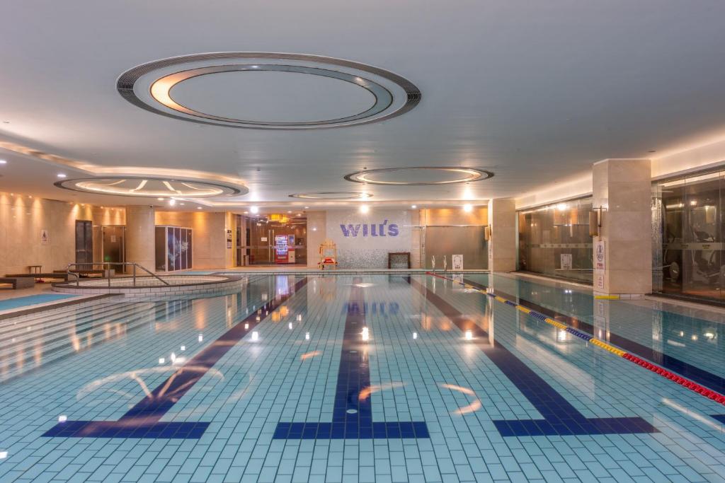 Swimming pool, Holiday Inn Shanghai Hongqiao By IHG in Shanghai