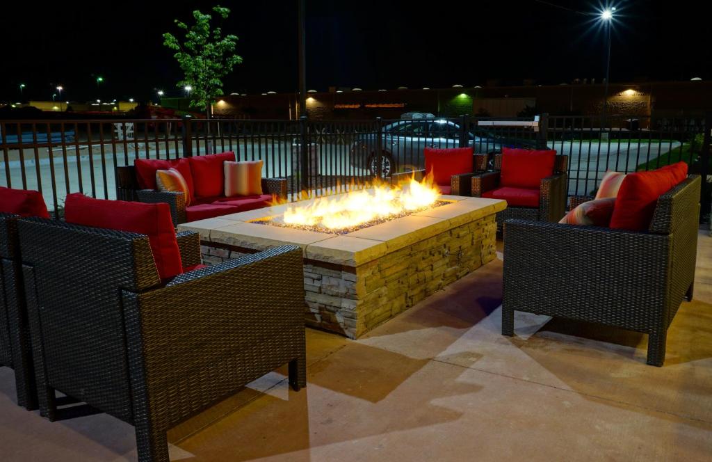 Holiday Inn Express & Suites Omaha - Millard Area By IHG フロント・ロビー