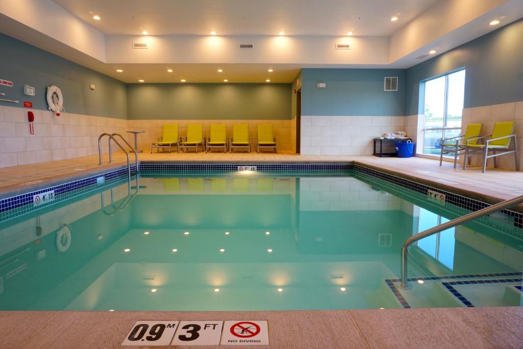 Holiday Inn Express & Suites Omaha - Millard Area By IHG スイミングプール