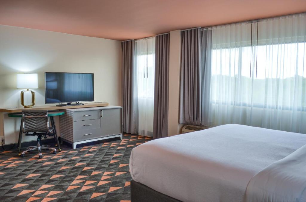 Holiday Inn Mobile West - I-10 Photo 4