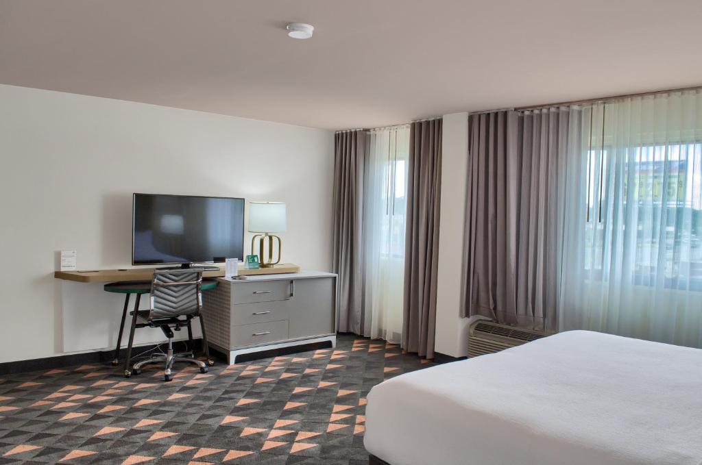 Holiday Inn Mobile West - I-10 Photo 5