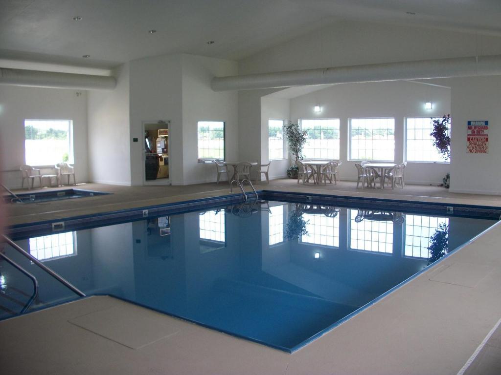 Oak Hill Inn & Suites photo
