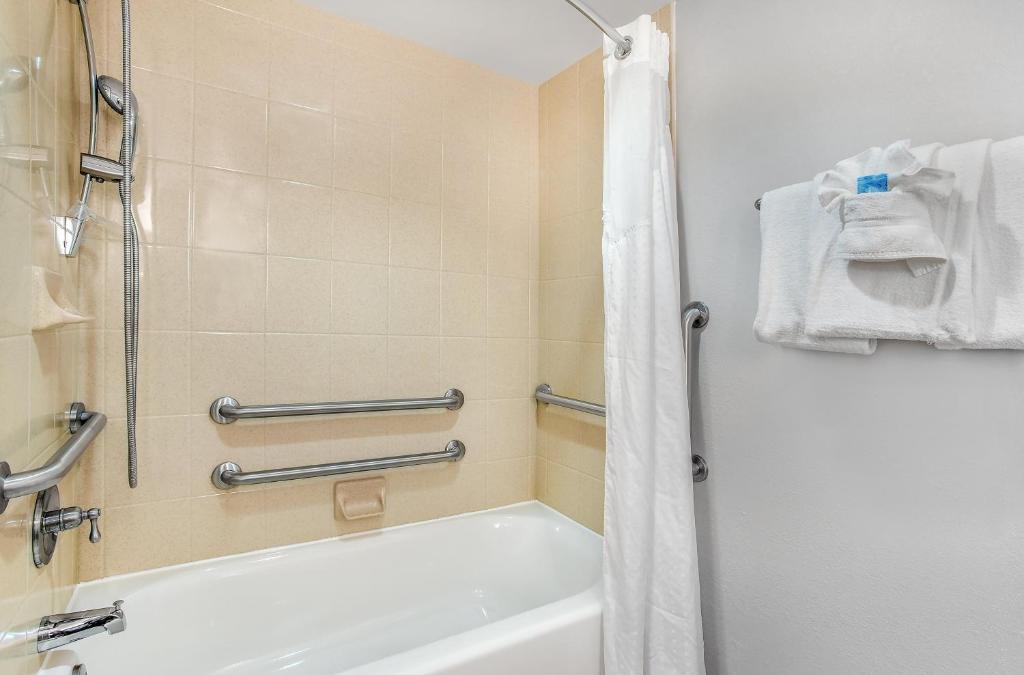 Holiday Inn Express & Suites Morristown Photo 18