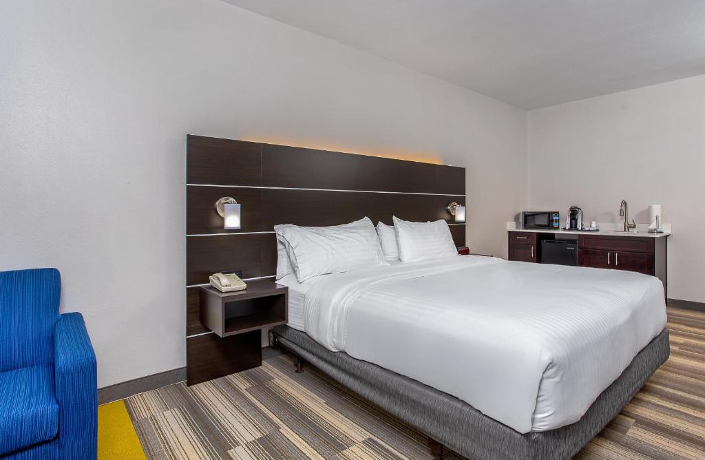 Holiday Inn Express & Suites Morristown Photo 19