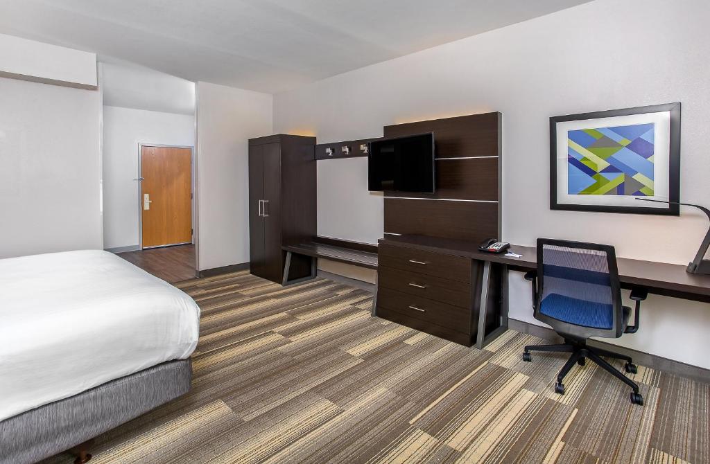 Holiday Inn Express & Suites Morristown Photo 20