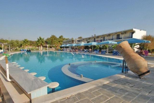 Lintzi Hotel 수영장