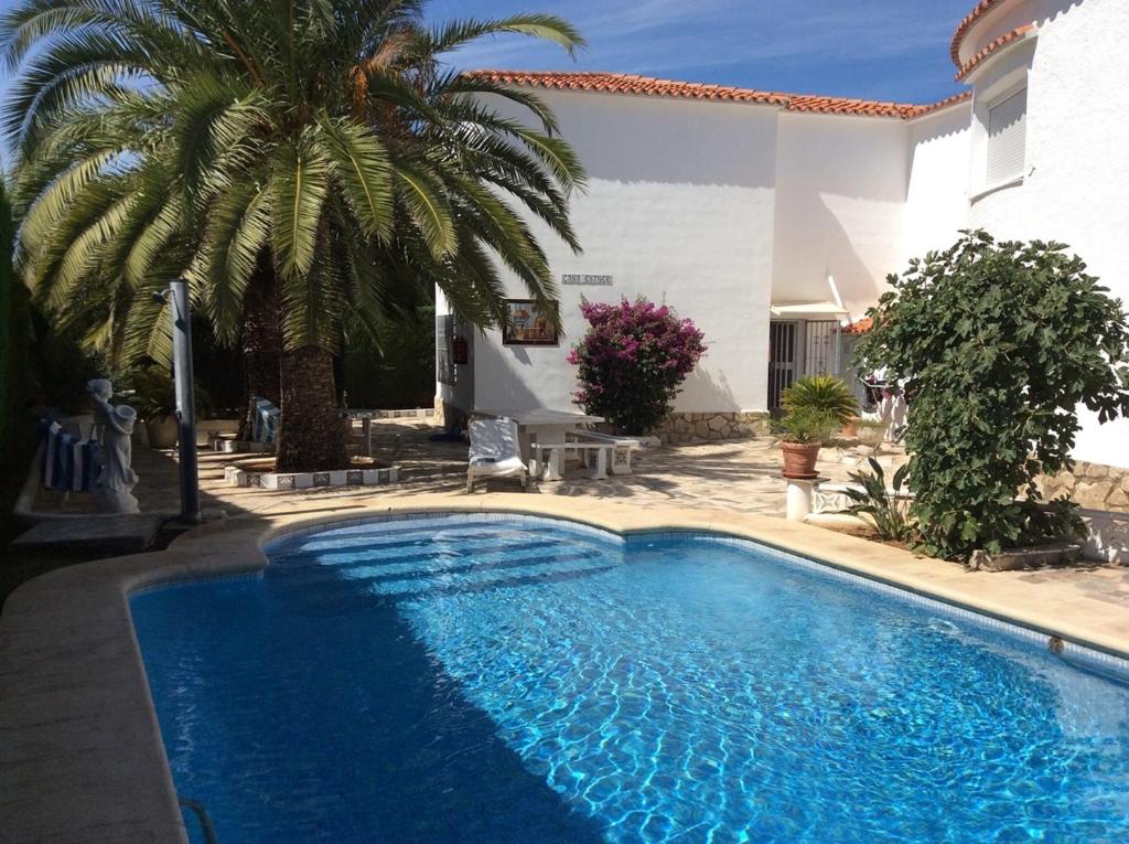 Spacious family home with Airco, private 5x10m pool, sandy beach 300m, free WiFi - 2
