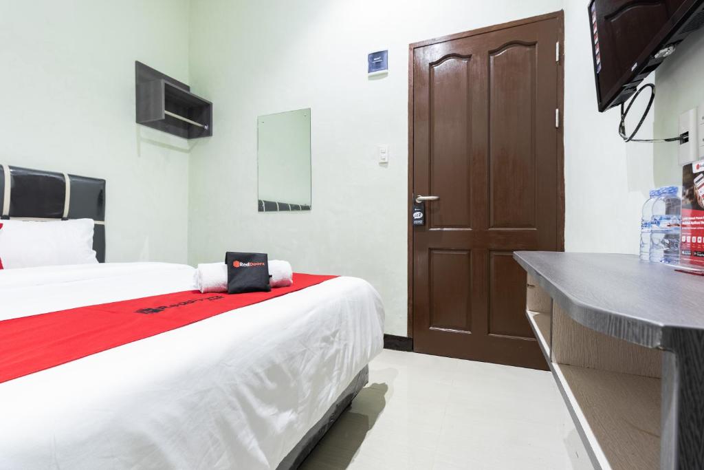 RedDoorz near Medan Amplas photo