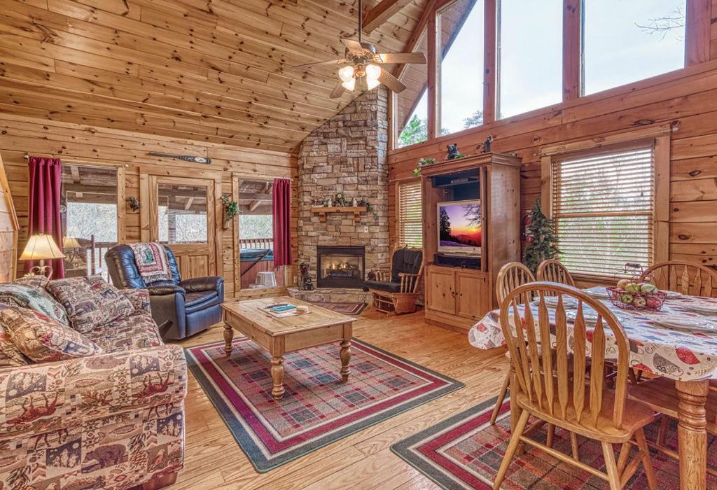 Cub Crossing, Free Attraction Tickets, Hot Tub, Pool Table, WIFI!!!, Sevierville