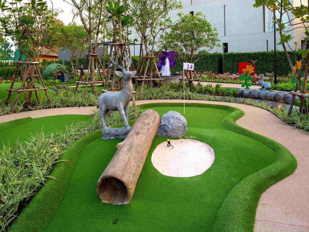Mini golf course