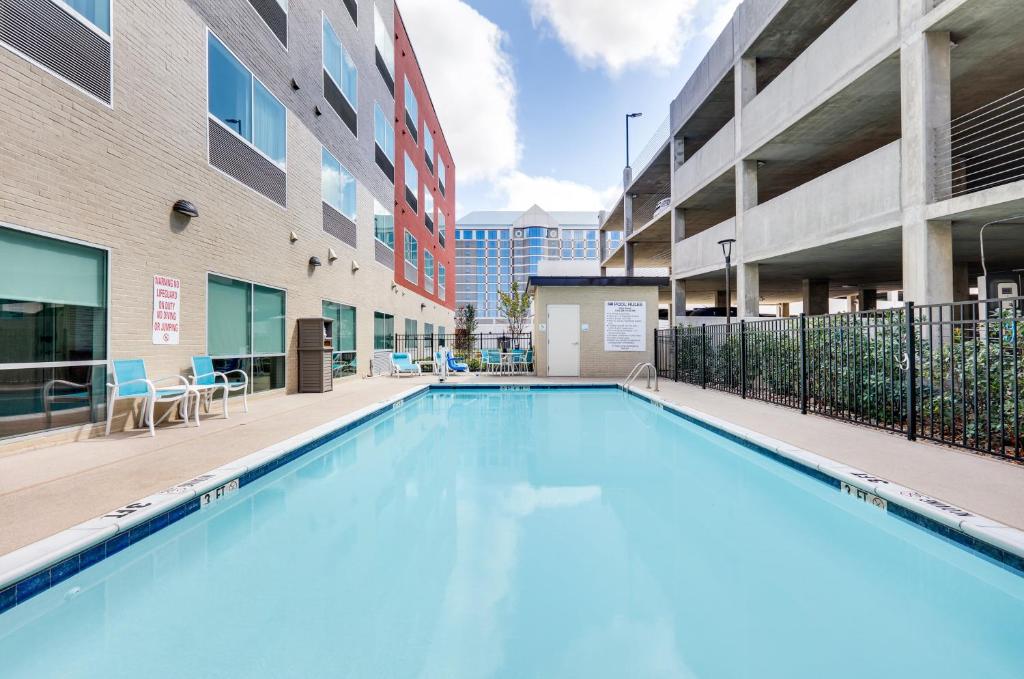 Holiday Inn Express & Suites Farmers Branch photo