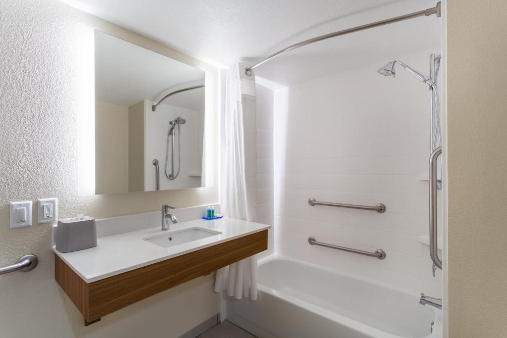 Holiday Inn Express and Suites Cedar Falls Waterloo photo