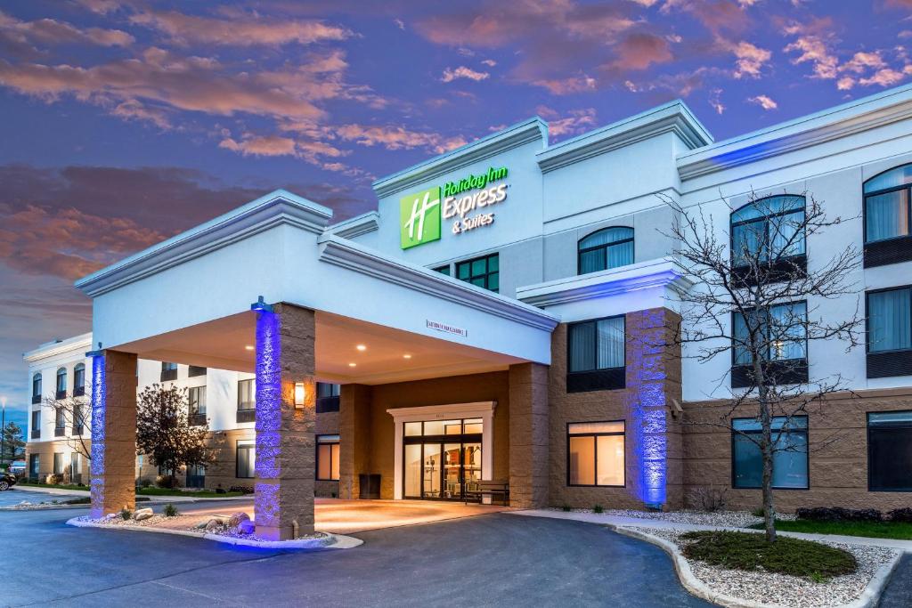Holiday Inn Express and Suites Cedar Falls Waterloo photo