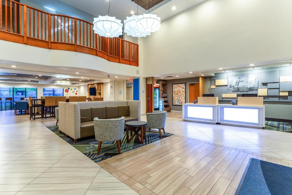 Holiday Inn Express and Suites Cedar Falls Waterloo photo
