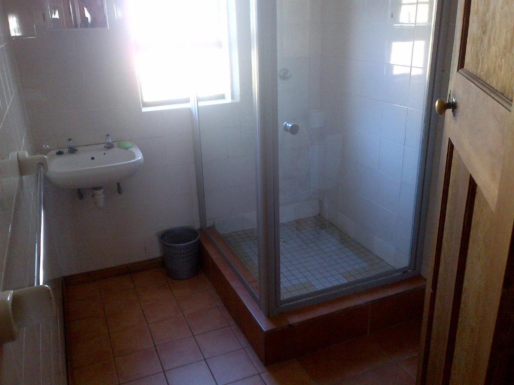 Gansbaai Lodge & Backpackers photo
