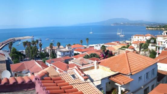 Mahis Apartment 1, Koroni