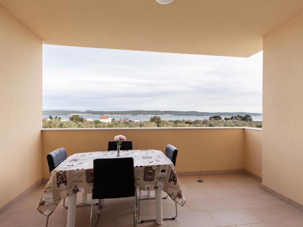 Simplistic Apartment in Neviane with Balcony 전경