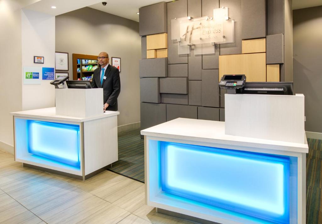 Holiday Inn Express Hotel & Suites Denton photo