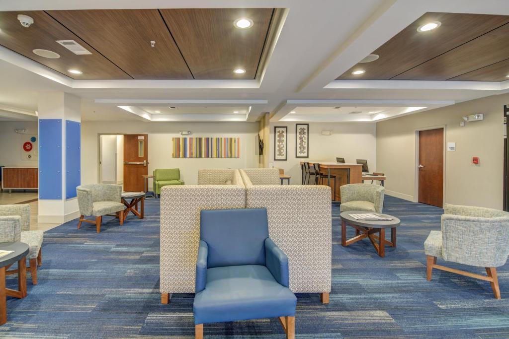 Holiday Inn Express Hotel & Suites Foley photo