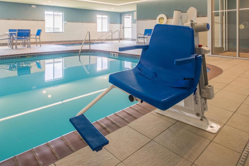 Holiday Inn Express Hotel & Suites Burlington By IHG スイミングプール