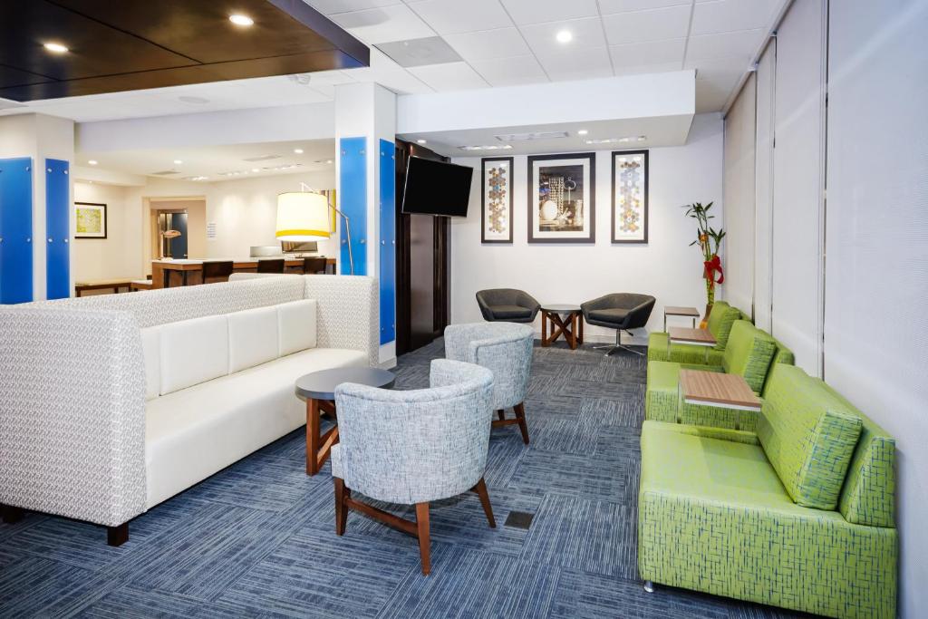 Holiday Inn Express & Suites Chicago North Shore - Niles photo