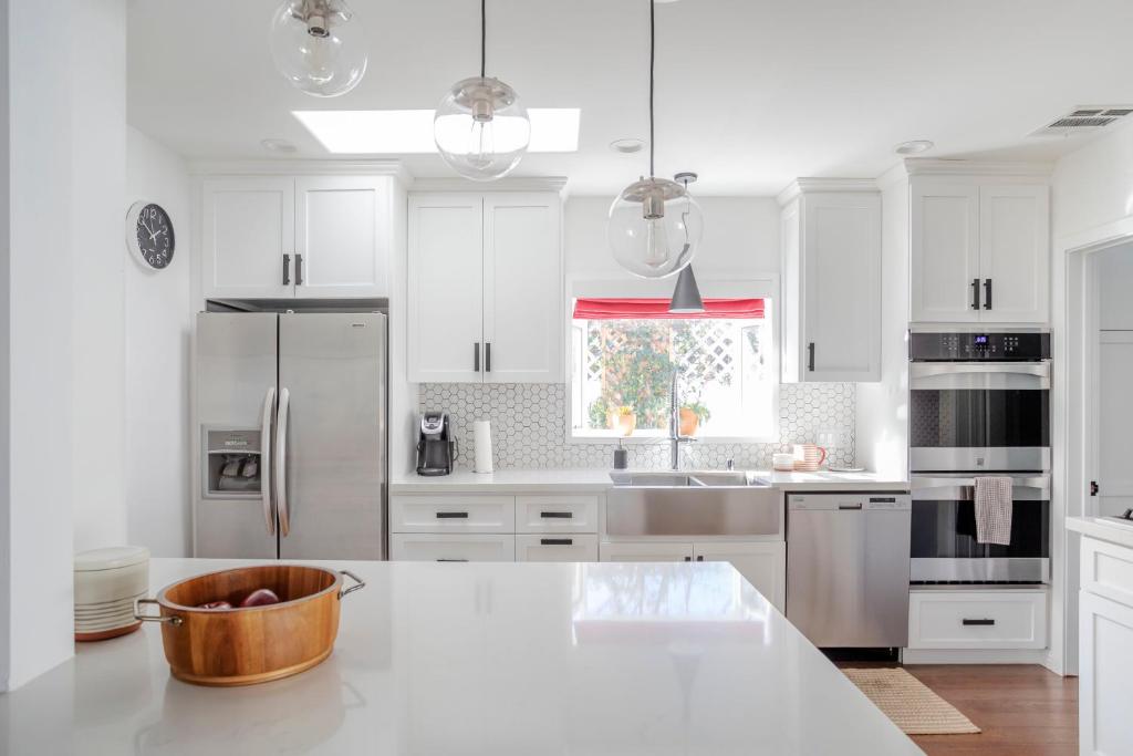 Enchanting Sherman Oaks Home With Pool permit HSR two one zero zero 2605 전경