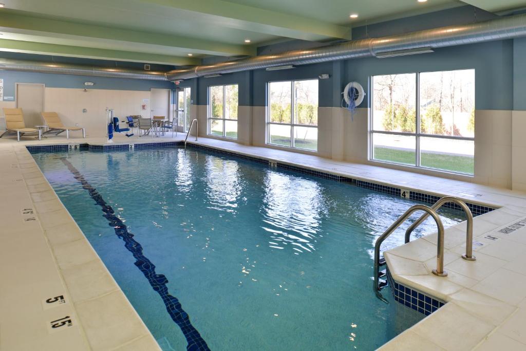 ホリデイ イン エクスプレス ＆ スイーツ ファーミントン ヒルズ デトロイト バイ IHG (Holiday Inn Express & Suites Farmington Hills - Detroit By IHG) スイミングプール