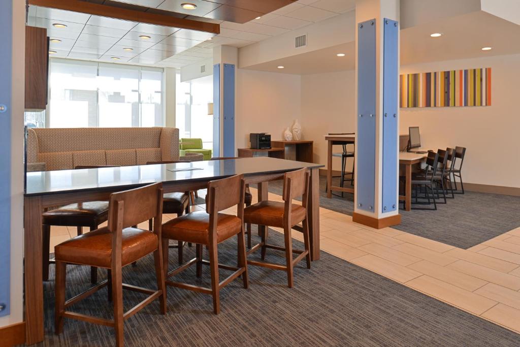 ホリデイ イン エクスプレス ＆ スイーツ ファーミントン ヒルズ デトロイト バイ IHG (Holiday Inn Express & Suites Farmington Hills - Detroit By IHG) 館内設備