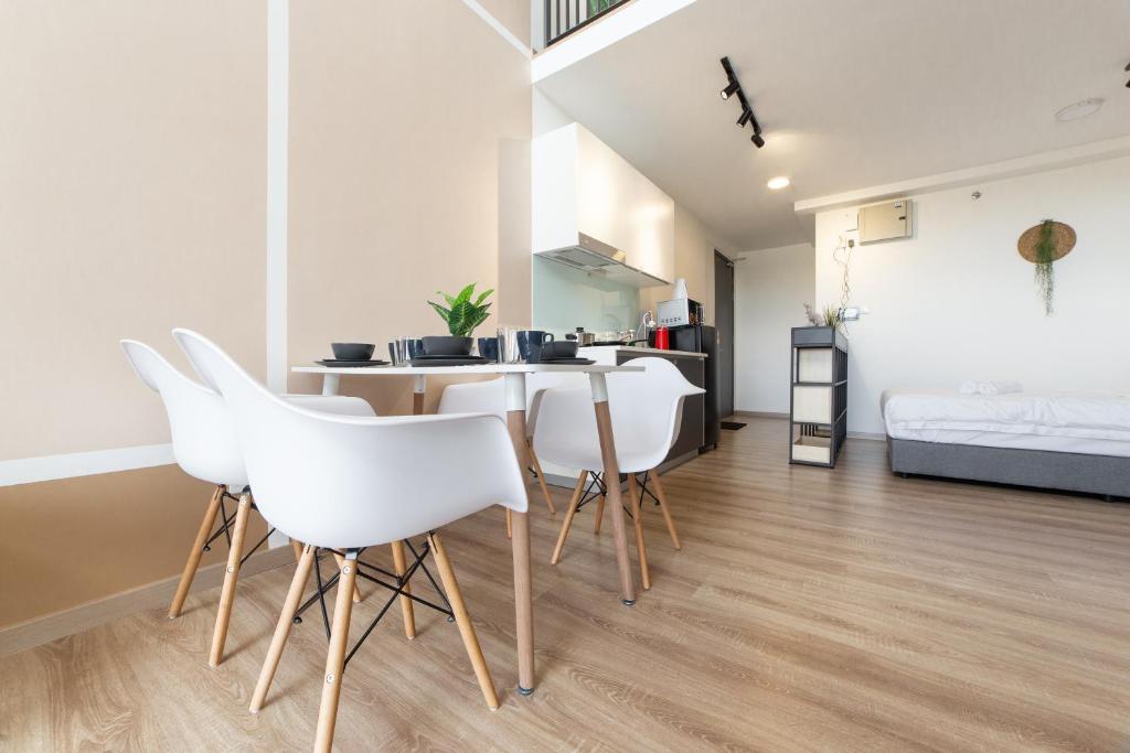 Emporis Service Apartment By Sleepy Bear photo