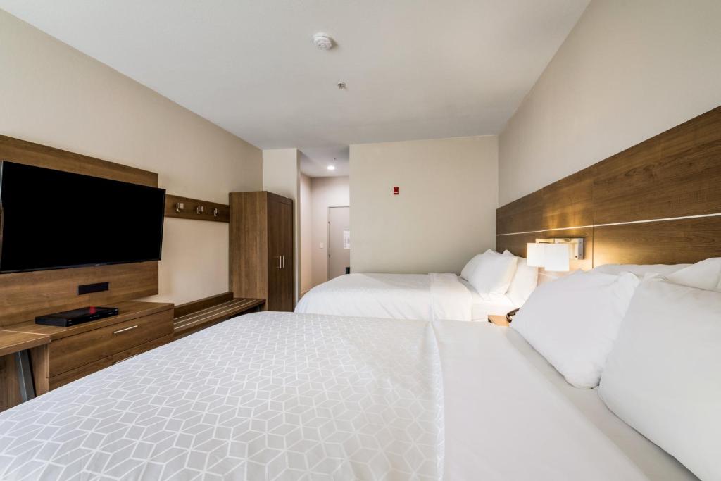 Holiday Inn Express Hotel & Suites Columbus Photo 15