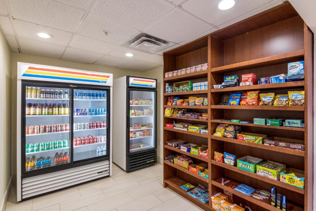 Holiday Inn Express Hotel & Suites Columbus Photo 25