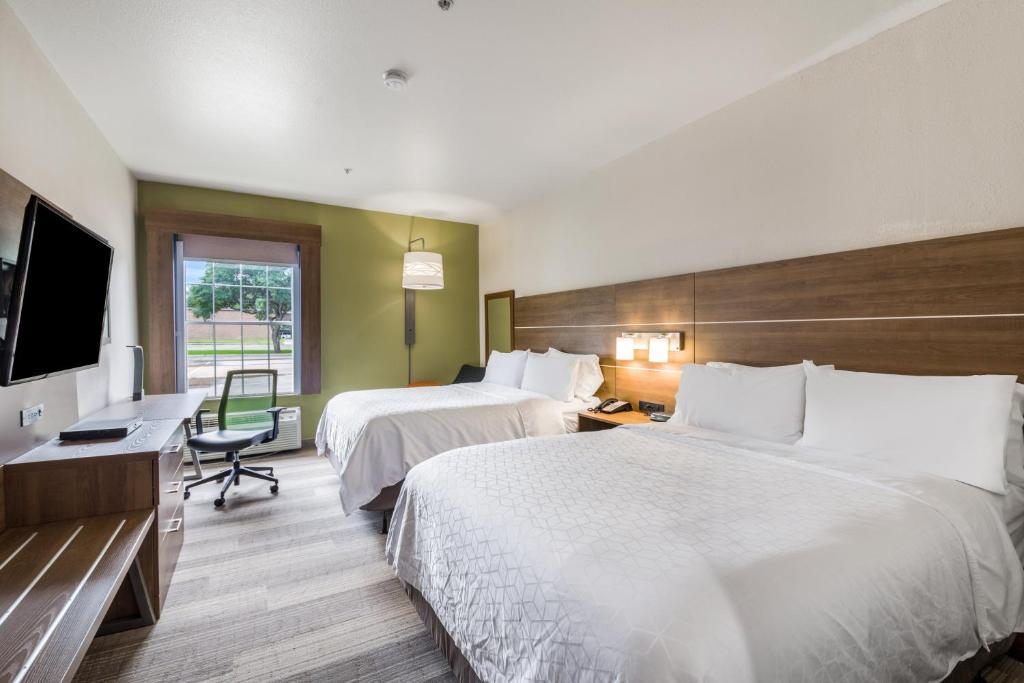 Holiday Inn Express Hotel & Suites Columbus Photo 29