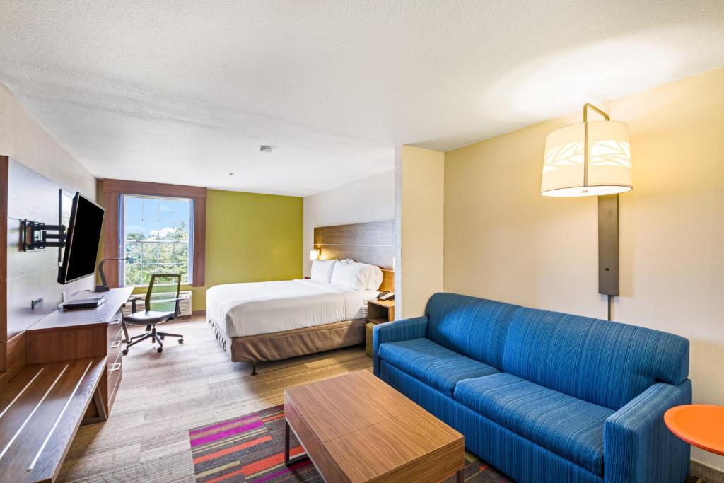 Holiday Inn Express Hotel & Suites Columbus Photo 30