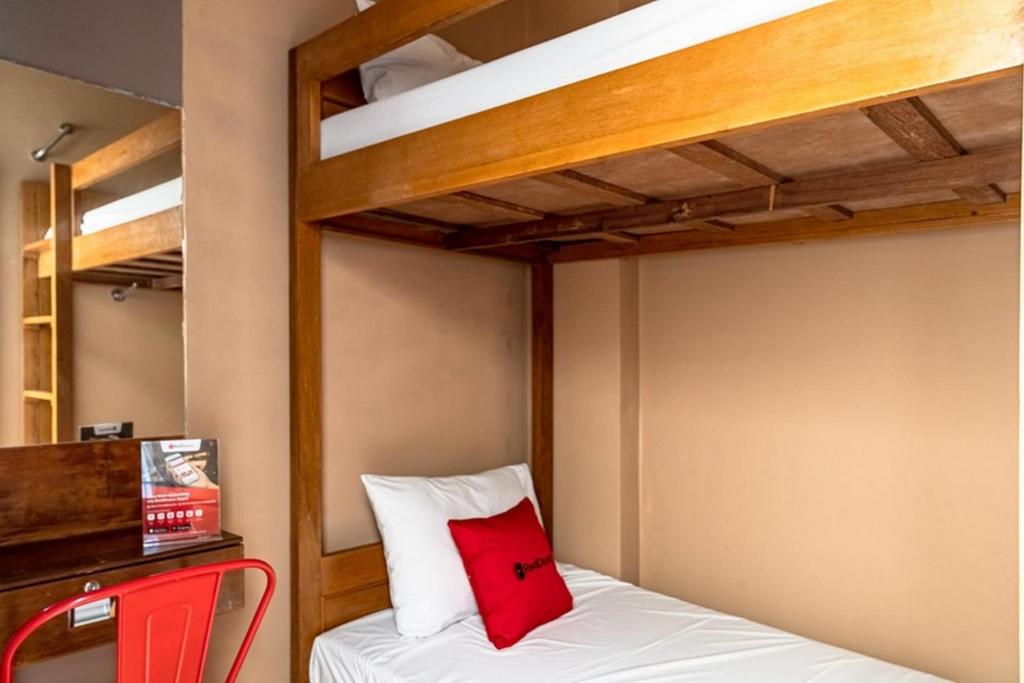 RedDoorz Hostel near LTC Glodok