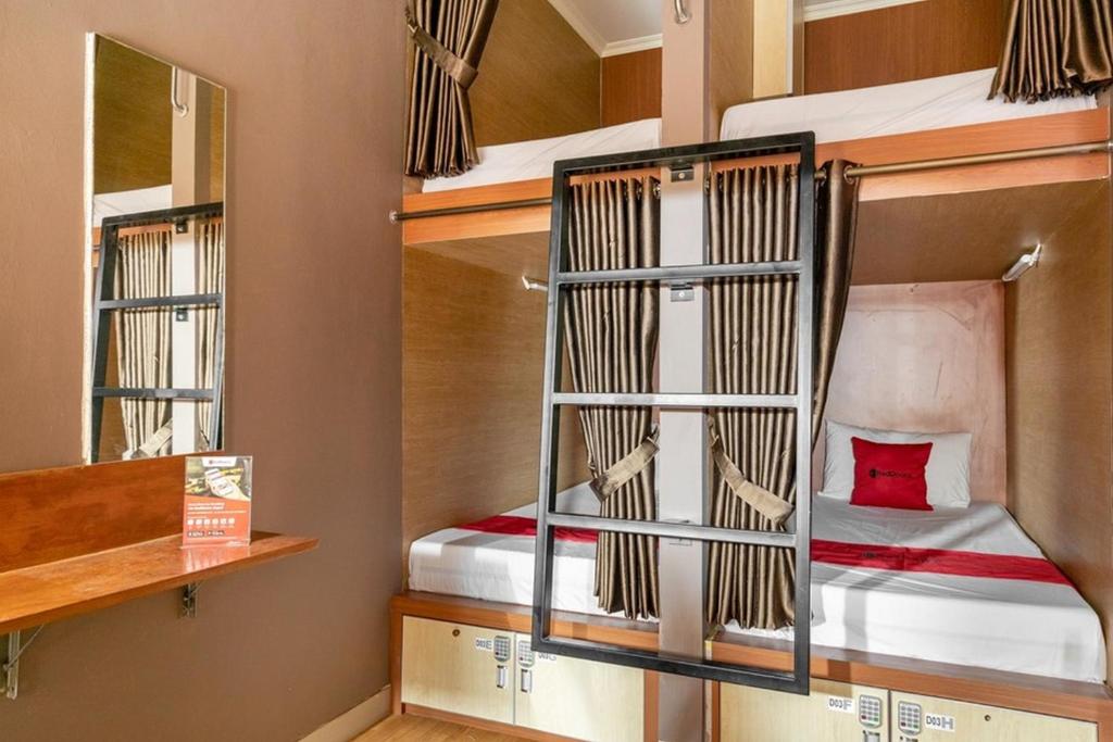 RedDoorz Hostel near LTC Glodok 전경